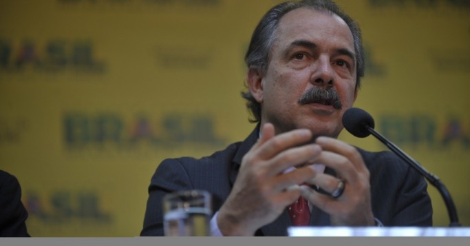 14ago2012—o-ministro-da-educacao-aloizio-mercadante-concede-entrevista-nesta-terca-feira-14-na-sede-do-ministerio-em-brasilia-1344982065123_956x500