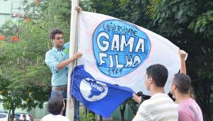 900861-estudantes_gama20filho_hasteiam20bandeira_mec_9125