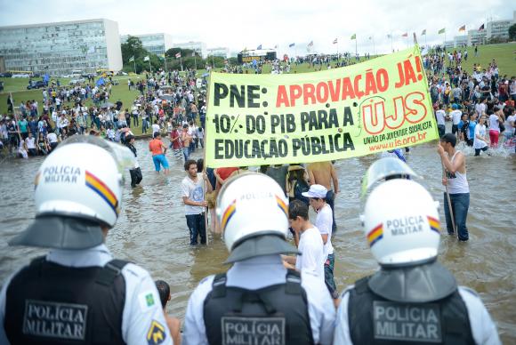 908697-une_estudantes_esplanada-6355