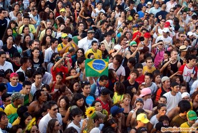 multidao de jovens com a bandeira do Brasil