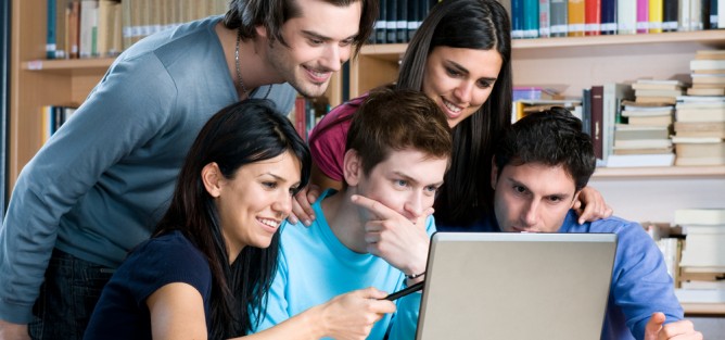 Jovens no computador