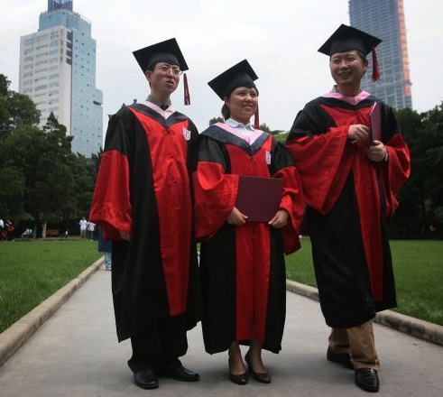 Chinese Doctoral Graduates Face Fierce Job Competition