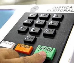 urna-eletronica-mao 260×224