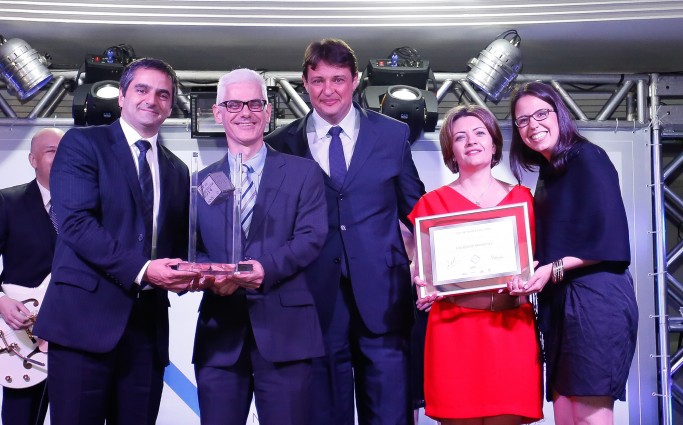 Stephan Younes e André Garcia, representando o Grupo Marista, ao lado da equipe de Colégios. Foto: Valterci Santos/Central Press.