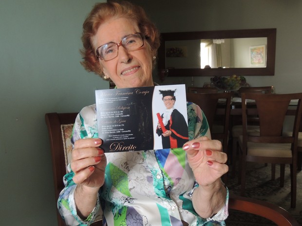 Aos 86 anos, Maria Francisca Coruja exibe com orgulho o convite de formatura (Foto: Rafaella Fraga/G1)