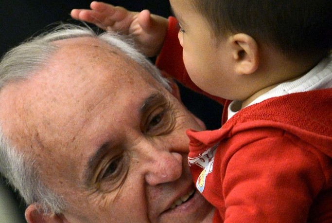 Papa Francisco segura crianças de instituição