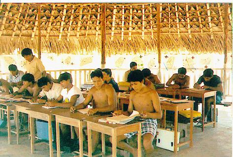 Indios_Estudando_